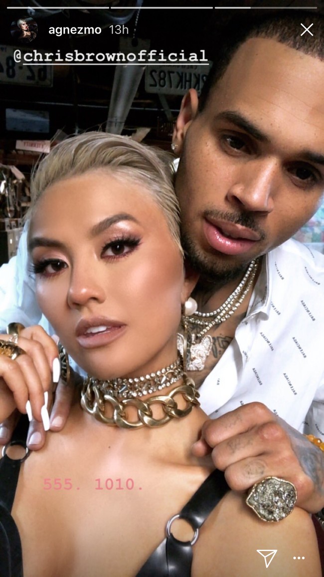 Belum lama ini Agnez Mo mem-posting kemesraannya dengan Chris Brown dalam sebuah video di Instagram. Netizen pun bertanya-tanya, apakah hubungan mereka sebagai sepasang kekasih atau sekadar partner bisnis. Foto: Instagram Agnez Mo
