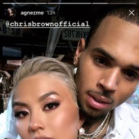 Belum lama ini Agnez Mo mem-posting kemesraannya dengan Chris Brown dalam sebuah video di Instagram. Netizen pun bertanya-tanya, apakah hubungan mereka sebagai sepasang kekasih atau sekadar partner bisnis. Foto: Instagram Agnez Mo