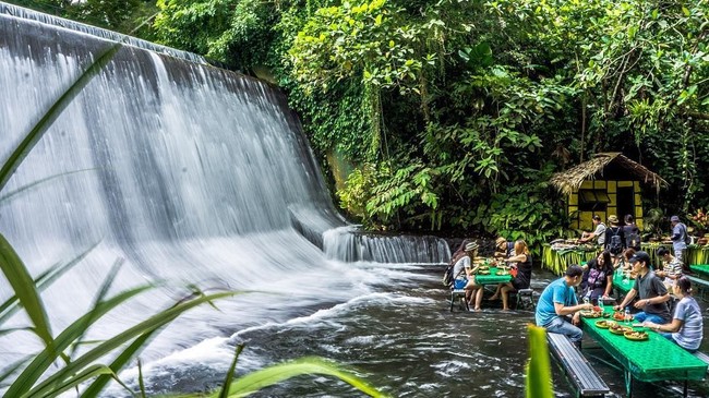 Labassin Waterfalls Restaurants berada di bekas lahan kelapa sawit. Restoran ini cukup populer di kalangan wisatawan asing maupun domestik karena konsep yang belum pernah ada di manapun. Foto: @daelive