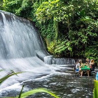 Labassin Waterfalls Restaurants berada di bekas lahan kelapa sawit. Restoran ini cukup populer di kalangan wisatawan asing maupun domestik karena konsep yang belum pernah ada di manapun. Foto: @daelive
