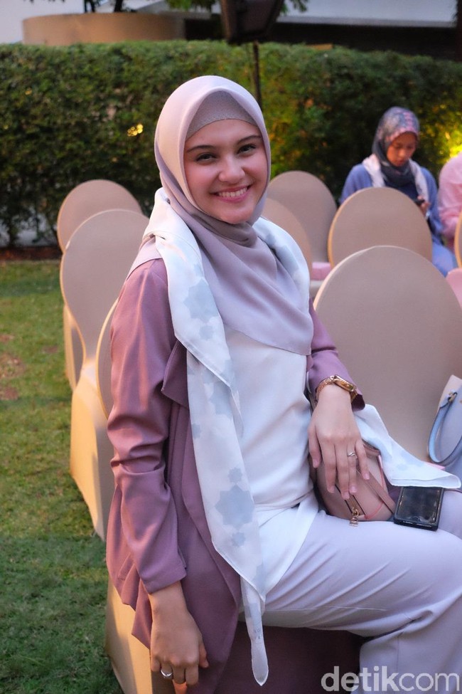 Zee Zee Shahab memilih long outer berwarna dusty purple. Ia pun padukan outer tersebut dengan blouse putih dan celana kulot. Hijab segi empat Pelangi Asmara ia gunakan sebagai syal di leher. Foto: Silmia Putri/Wolipop