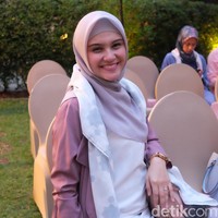 Zee Zee Shahab memilih long outer berwarna dusty purple. Ia pun padukan outer tersebut dengan blouse putih dan celana kulot. Hijab segi empat Pelangi Asmara ia gunakan sebagai syal di leher. Foto: Silmia Putri/Wolipop
