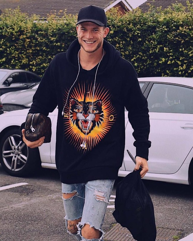 Foto ini menjadi bukti lainnya betapa kekiniannya Loris Karius dalam hal berbusana. Loris memakai sweatshirt dari brand Gucci seharga US$ 1.650 dan menenteng clutch Louis Vuitton. Foto: Dok. Instagram