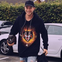 Foto ini menjadi bukti lainnya betapa kekiniannya Loris Karius dalam hal berbusana. Loris memakai sweatshirt dari brand Gucci seharga US$ 1.650 dan menenteng clutch Louis Vuitton. Foto: Dok. Instagram