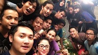 Ramai-ramai berpose setelah kenyang makan nasi liwet. Seru banget ya! Mukanya ceria semua karena sudah kenyang. Yummy! Foto: Instagram @anggawijaya88