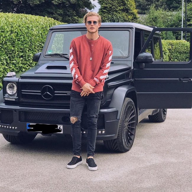 Salah satu bukti Loris Karius termasuk pemain bola stylish yang memerhatikan tren fashion adalah foto yang diunggahnya ke Instagram ini. Kiper asal Jerman itu berpose memakai sweater dari brand favorit kaum hypebeast yaitu Off-white. Foto: Dok. Instagram