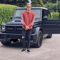 Salah satu bukti Loris Karius termasuk pemain bola stylish yang memerhatikan tren fashion adalah foto yang diunggahnya ke Instagram ini. Kiper asal Jerman itu berpose memakai sweater dari brand favorit kaum hypebeast yaitu Off-white. Foto: Dok. Instagram