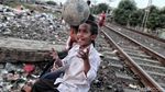 Ngabuburit Sambil Main Bola di Pinggir Rel