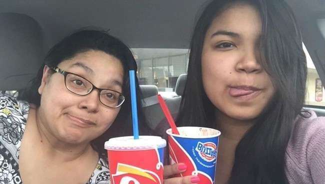 Saat hari terakhir di SMA kelas 1, mereka kembali berfoto selfie dengan dessert yang sama di tangan. Foto: Twitter/@nanatat07