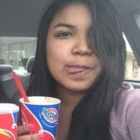 Saat hari terakhir di SMA kelas 1, mereka kembali berfoto selfie dengan dessert yang sama di tangan. Foto: Twitter/@nanatat07