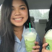 Kalau ini tahun ketiga, hari pertama sang putri duduk di bangku SMA kelas 2. Es krim pun berganti jadi Starbucks Green Tea Latte.  Foto: Twitter/@nanatat07