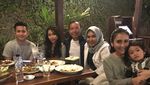 Ini 10 Gaya Kulineran Umi Kalsum, Ibu Ayu Ting Ting yang Hits di Instagram