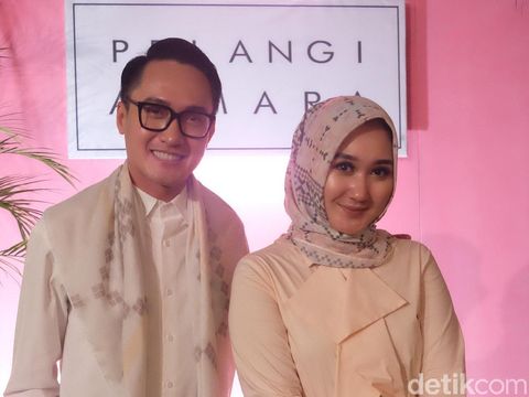 Dian Pelangi dan Barli Asmara kolaborasi rilis jilbab
