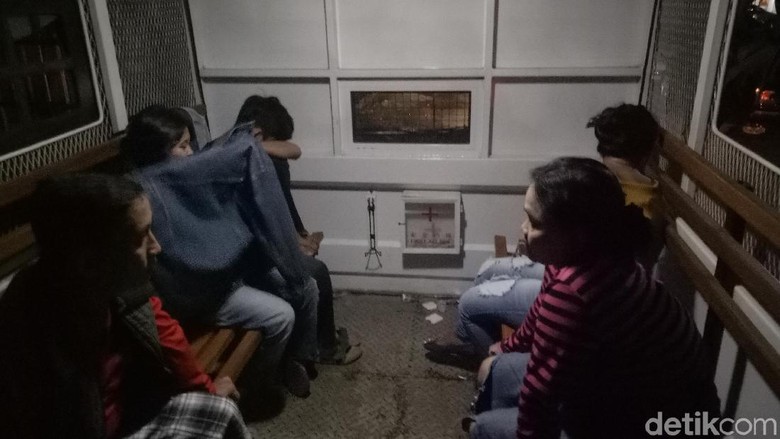 10 Pasangan Mesum dan 1 Pelajar SMA di Makassar Terjaring Razia 10 Pasangan Mesum dan 1 Pelajar SMA di Makassar Terjaring Razia