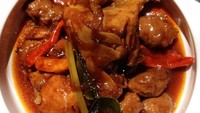 Kalau bosan dengan tahu dan kentang, semur ayam bisa dilengkapi dengan bakso bumbu rawit yang sedap dan pedas! Seperti milik @z_anti. Foto: Instagram
