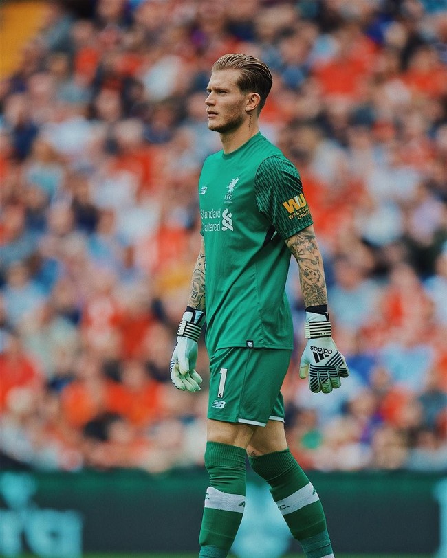 Inilah penampilan Loris Karius saat berada di lapangan sepakbola memakai seragam Liverpool berwarna hijau. Dengan tinggi mencapai 189 cm, tak heran pesonanya bagi kaum Hawa menonjol di lapangan. Foto: Dok. Instagram