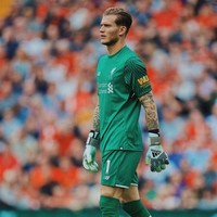 Inilah penampilan Loris Karius saat berada di lapangan sepakbola memakai seragam Liverpool berwarna hijau. Dengan tinggi mencapai 189 cm, tak heran pesonanya bagi kaum Hawa menonjol di lapangan. Foto: Dok. Instagram