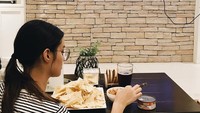 Meski tubuhnya langsing, Liza nampak tak terlalu diet ketat. Saat nonton TV, ia masih ngemil keripik dan minuman bersoda. Foto: Instagram lizasoberano