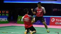 Setelah sebelumnya Kevin Sanjaya Sukamuljo/Marcus Fernaldi Gideon berhasil mengalahkan Zhang Nan/Liu Cheng dengan Skor 12-21, 21-17, 21-15, Indonesia sempat mengimbangi China 1-1. ANTARA FOTO/Puspa Perwitasari