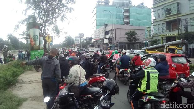  Warga berkerumun di lokasi pencarian sopir pikap yang tercebur di Kalimalang, Sabtu (26/5/2018)