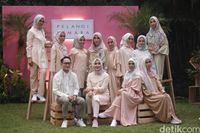 Cerita Manis di Balik Desain Hijab Besutan Dian Pelangi dan Barli Asmara