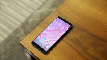 HTC U12+ menggunakan layar 6 inch QHD+ dengan panel Super LCD 6. Foto: Sina Mobile