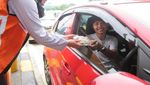 Ada Takjil Gratis di Tol Akses Tanjung Priok