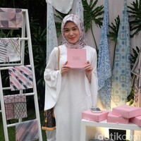 Selebgram asal Korea Ayana Moon ikut hadir mengenakan long dress berwarna putih. Ia padukan busananya dengan hijab motif dari Pelangi Asmara berwarna merah muda. Gaya pastel seperti ini sepertinya menjadi ciri khas gaya Ayana Moon. Foto: Silmia Putri/Wolipop