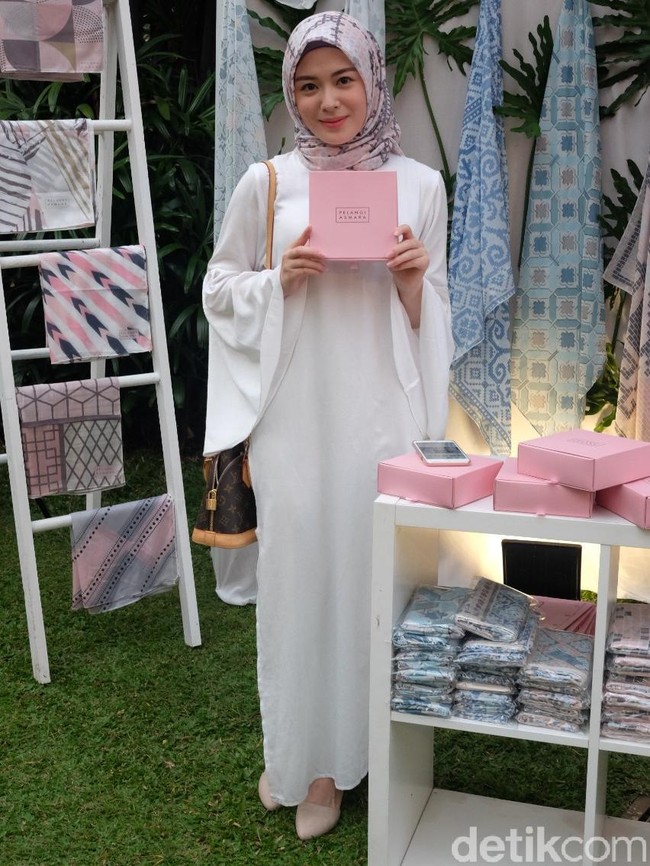 Selebgram asal Korea Ayana Moon ikut hadir mengenakan long dress berwarna putih. Ia padukan busananya dengan hijab motif dari Pelangi Asmara berwarna merah muda. Gaya pastel seperti ini sepertinya menjadi ciri khas gaya Ayana Moon. Foto: Silmia Putri/Wolipop