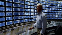 The Dark Knight juga memberi ruang bagi Morgan Freeman. Ia memerankan Lucius Fox, yang kerap melayani Bruce Wayne menyuplai peralatan canggih yang digunakan Batman. Foto: imdb.