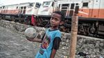 Ngabuburit Sambil Main Bola di Pinggir Rel Ngabuburit Sambil Main Bola di Pinggir Rel