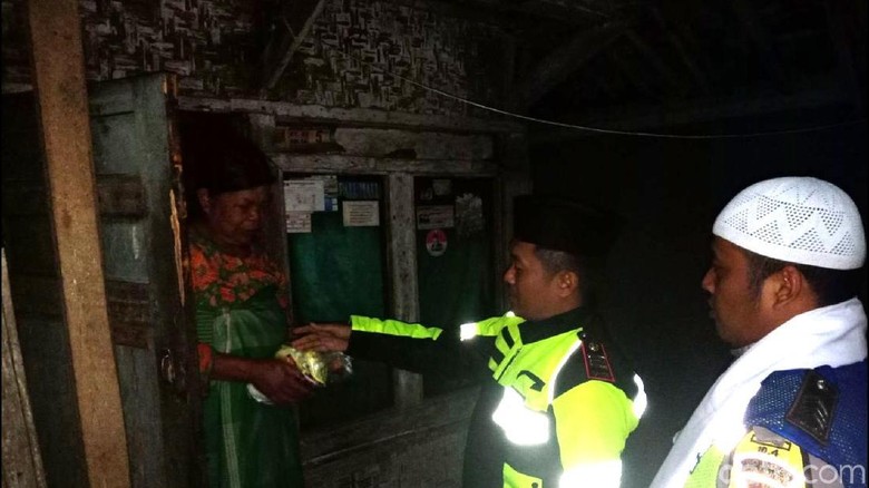 Polisi Sahur di Sukabumi, Bangunkan Warga dan Beri Sembako Polisi Sahur di Sukabumi, Bangunkan Warga dan Beri Sembako