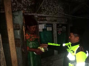 Polisi Sahur di Sukabumi, Bangunkan Warga dan Beri Sembako