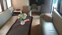 Bus juga dilengkapi dengan ruang rapat. Ruangan ini bisa dijadikan untuk santai. Dok. Blue Bird.