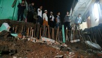 Sebanyak 30 Petugas Penanganan Prasarana dan Sarana Umum (PPSU) atau pasukan oranye dikerahkan untuk membantu evakuasi rumah  terdampak longsor. (Foto: Carlo Venansius Homba/detikcom)