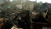 Kebakaran terjadi selama hampir dua jam. Setelah Dinas Pemadam Kebakaran tiba, dibantu dengan warga, sekitar pukul 05.30 WIB api berhasil dipadamkan.