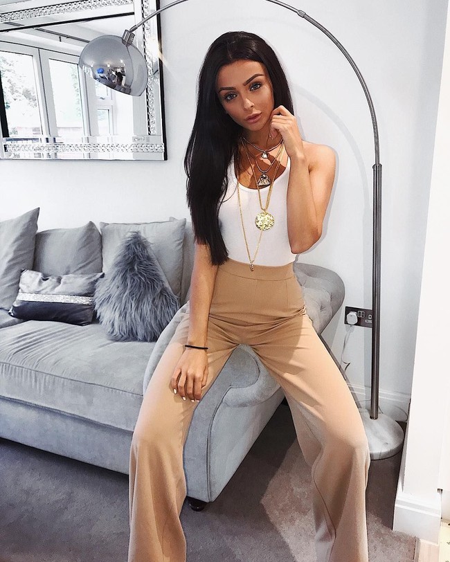 Love Island merupakan acara yang melibatkan para jomblo seksi yang ingin menikmati musim panas sekaligus mencari cinta di sebuah pulau. Kontestan yang berhasil menjadi pasangan dan menang, akan meninggalkan pulau tersebut dan membawa pulang hadiah uang 50.000 pound sterling atau sekitar Rp 900 juta. Foto: Instagram/@kadymcdermott