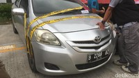 Sebuah mobil juga disita polisi. Mobil itu digunakan DV untuk ke Bandara Soekarno-Hatta dan mencuri koper