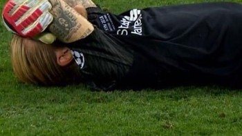 Dari deretan pemain yang cedera, hanya Karius yang diolok punya cedera di bagian penglihatan. Foto: Istimewa/Twitter