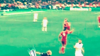 Momen blunder pertama Karius. Netizen mengibaratkan kesalahan ini seperti membuang kesempatan Liverpool untuk jadi juara Liga Champions ke-6 kali nya. Foto: Internet