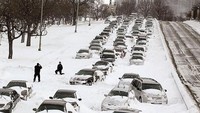 Chicago, Illinois, pada Februari 2011, dihadapi kemacetan yang yang diakibatkan tumpukan salju setinggi 50 cm. Akibatnya pengendara terdampar selama lebih dari 12 jam. Istimewa/alltop9.com