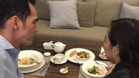 Pesinetron yang digosipkan dekat dengan Vonny Cornelia ini sedang menghabiskan waktu bersama. Nampak ada menu makanan Barat tersaji di depan mereka. Foto: Instagram ariksyach