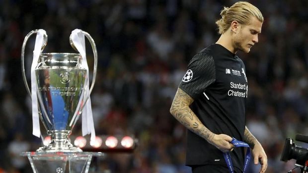 Loris Karius menangis dan meminta maaf kepada suporter Liverpool seusai laga.