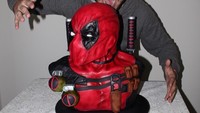 Deadpool 2 resmi dirilis pada 15 Mei 2018. Karakter superhero Marvel ini rupanya juga menginspirasi para pembuat kue. Salah satunya @miromalacrida yang membuat kue deadpool 3 dimensi ini. Foto: Instagram