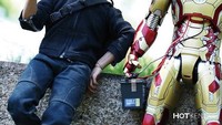 Bersantai sambil menikmati soft drink, jadi cara Tony Stark bersantai dengan kostum Iron Man miliknya. Wah, mirip tokoh aslinya, ya? Foto: Instagram @hot.kenobi