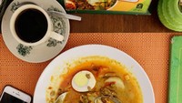 Enaknya! Badannya boleh langsing tapi lihat nih menu sarapannya IDP, seporsi lontong sayur dan segelas kopi. Foto: Instagram @idp91
