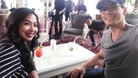 Diwawancarai tim Rumpi, Arik berpose dengan Feni Rose. Minuman segar jadi pelengkap ngobrol keduanya. Foto: Instagram ariksyach