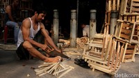 Sebelum menjadi kerangjang, para pekerja tampak memotong batangan kayu sesuai dengan ukuran.