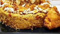 Wah, kue ulang tahun berbahan dasar mie goreng instan ini tetap cantik. Apalagi dibagian atasnya diberi lelehan keju mozarella serta dikelilingi suwiran ayam goreng KFC. Kelihatannya enak, ya!  Foto: Instagram Indomieau