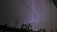 Badai petir menyambar-nyambar di langit sisi selatan Inggris pada Sabtu (26/5/2018) malam.